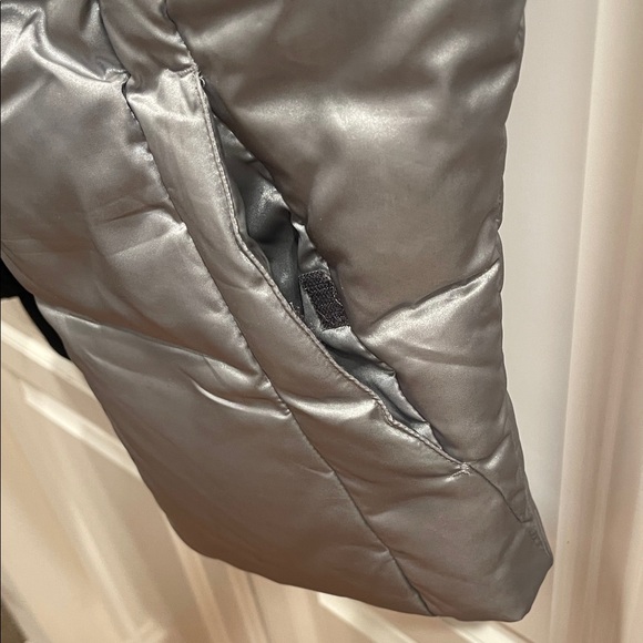 Women's Nike Silver Puffer Vest - Picture 5 of 7